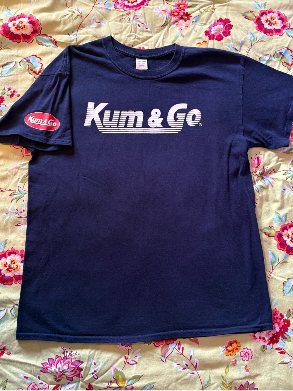 Kum & Go spell out navy blue tee men’s large 27”x22” EUC